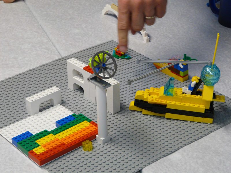 ブロックを一つずつ置きながら、作品を組み立てている手元