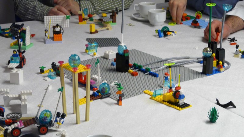 テーブルに並べられた、参加者それぞれの作品
